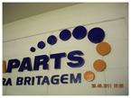 Logotipo em aço galvanizado com aplicação de pintura automotiva.